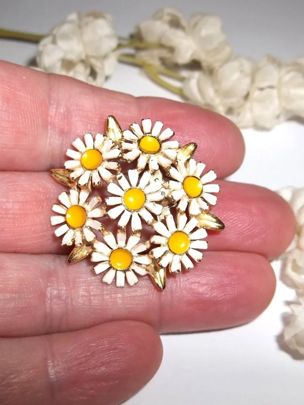 Vintage Daisy Brooch White Yellow Gold Tone Costume Jewelry Pin Woman Girl D846